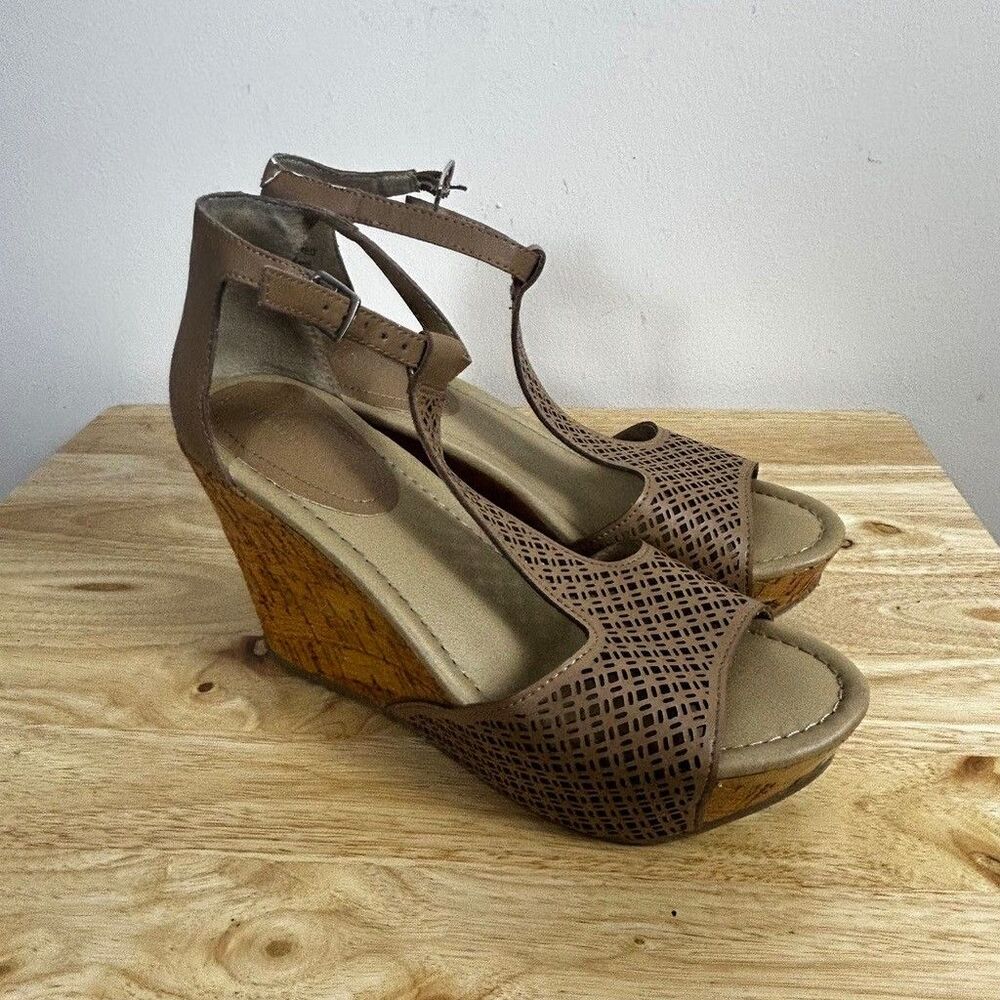 Kenneth Cole Reaction Sole Tan Womens 6.5 Almond Wedge Sandals Laser Cut Cork